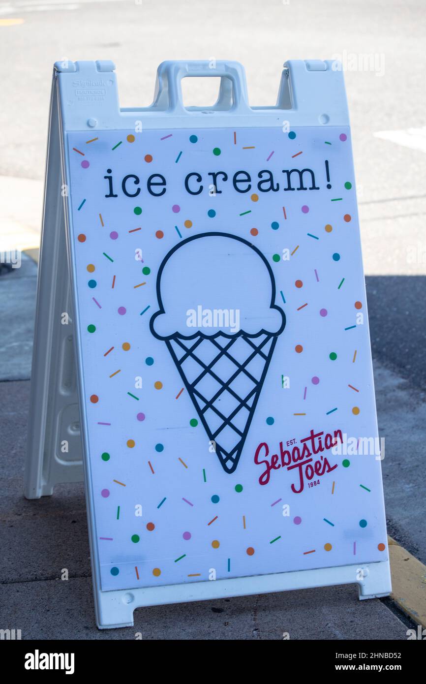 Un segno fuori davanti al Juneberry Cafe in Taylors Falls, MN che fa pubblicità a Sebastian Joe's Ice Cream.(fondato nel 1984) Foto Stock