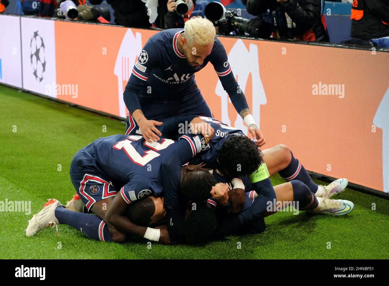 Parigi, Francia. 16th Feb 2022. Joy of PSG Team dopo l'obiettivo di KYLIAN MBAPPE durante il round della UEFA Champions League del 16 tra Parigi Saint Germain e Real Madrid al Parc des Princes Stadium - Paris France.Paris SG ha vinto le 1:0 (Credit Image: © Pierre Stevenin/ZUMA Press Wire) Foto Stock