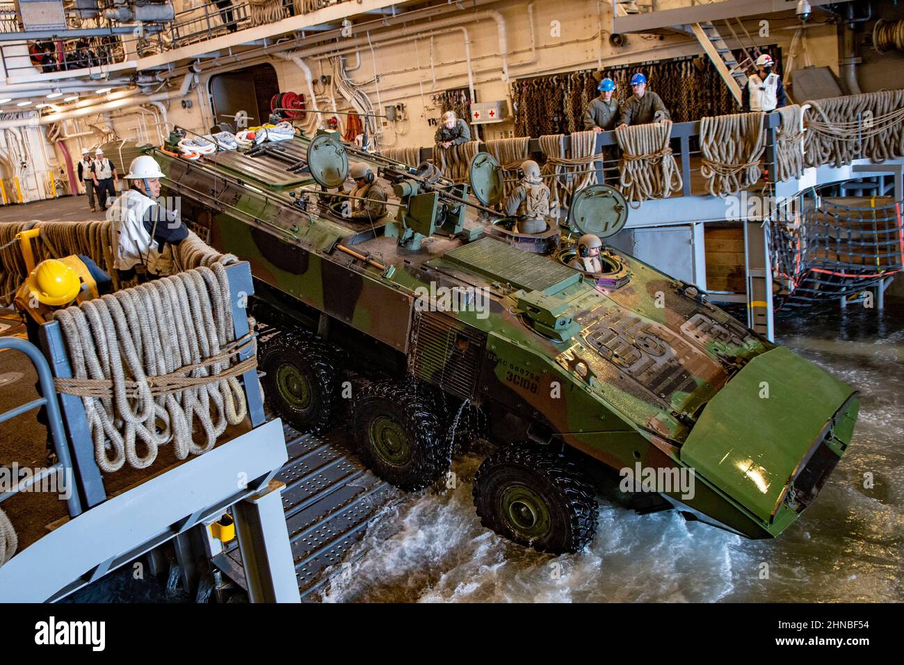 I marinai della Marina degli Stati Uniti assegnati alla nave portuale di trasporto anfibio USS Anchorage (LPD 23) conducono l'addestramento all'acqua con i veicoli di combattimento anfibi (ACV) assegnati al Battaglione anfibio di Assault 3rd, Divisione Marina 1st nell'Oceano Pacifico, Feb 12. L'evoluzione della formazione in acqua di due giorni si è concentrata sulla sicurezza e sulle capacità di trasporto sia per il corpo Marino che per la Marina ed è parte di un più ampio piano di addestramento per perfezionare tattiche e dottrina per le operazioni anfibie. Foto Stock