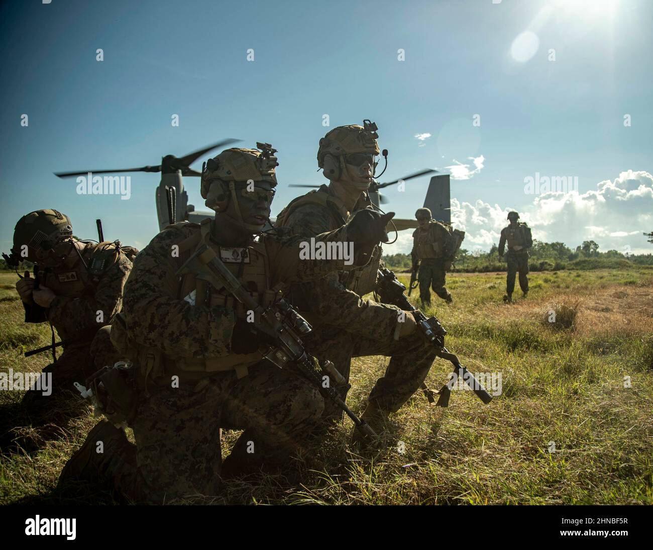 IL PUNTO DI BROOKE, Filippine (Gen. 31, 2022) U.S. Marine Corps Gunnery Sgt. Ernest Jefferson, nativo di Charlotte, N.C., e un capo dell'operazione dell'azienda, a sinistra, e il Capt. Eric Martin, nativo del New England, N.H., E un comandante della società, entrambi assegnati a Charlie Company, Battagion Landing Team 1/1, 11th Marine Expeditionary Unit, impartisce comandi durante una dimostrazione di assalto anfibio a sostegno di Marine Exercise Philippines (MAREX 22 PH) a Brooke’s Point, Filippine, 31 gennaio 2022. MAREX 22 PH dimostra l'impegno degli Stati Uniti nei confronti della regione e dei nostri alleati di lunga data. Cerchiamo di costruire Foto Stock