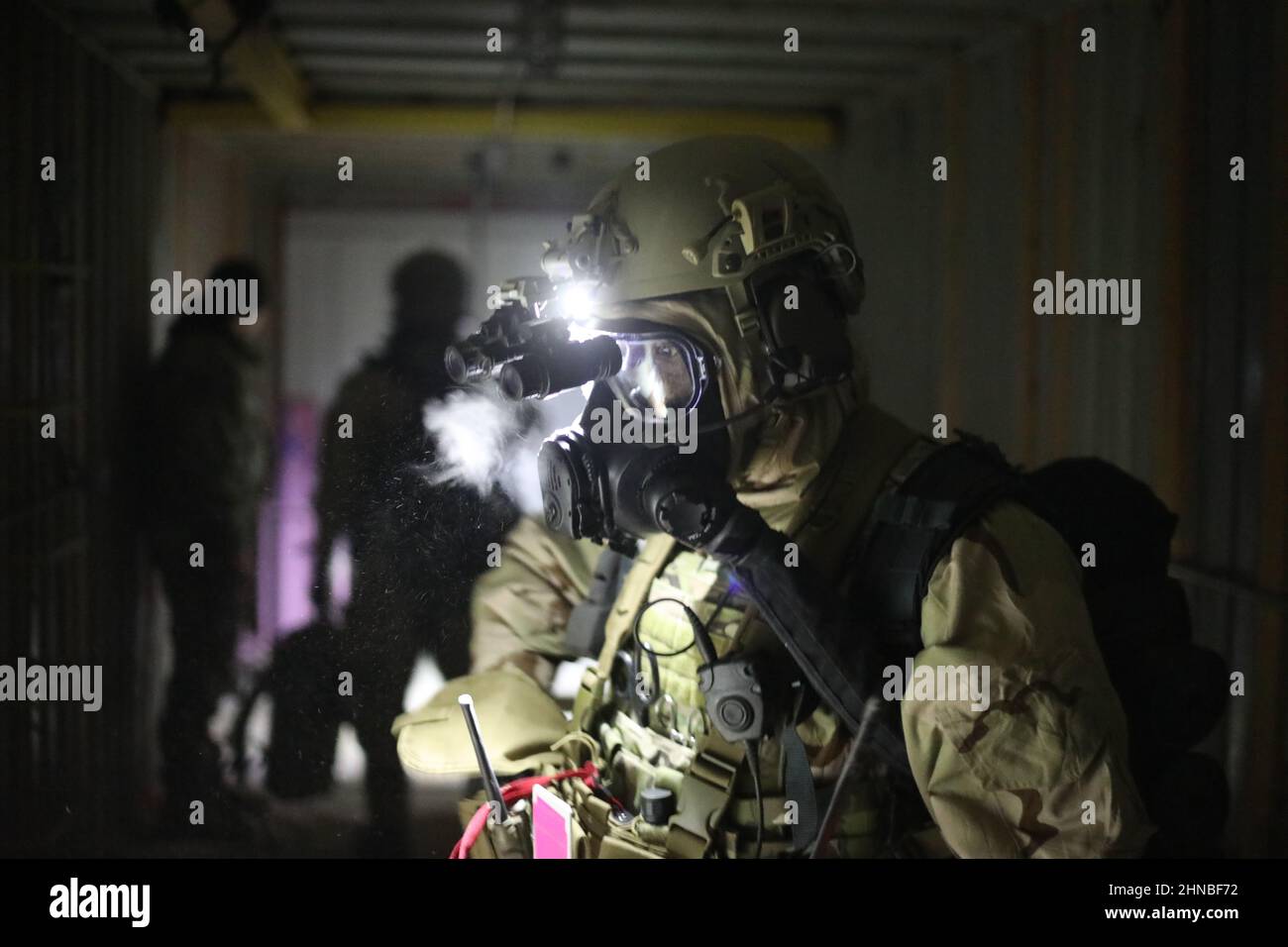 Soldati assegnati a 56th Chemical Reconnaissance distaccamento cancellare un laboratorio sospettato di ospitare componenti per armi chimiche durante un esercizio di formazione in Utah il 31 gennaio 2022. L'esercizio migliora la disponibilità a condurre operazioni in ambienti chimici, biologici e radiologici e nega le attività clandestine. (US Army foto di Sgt. Brandon bianco.) Foto Stock