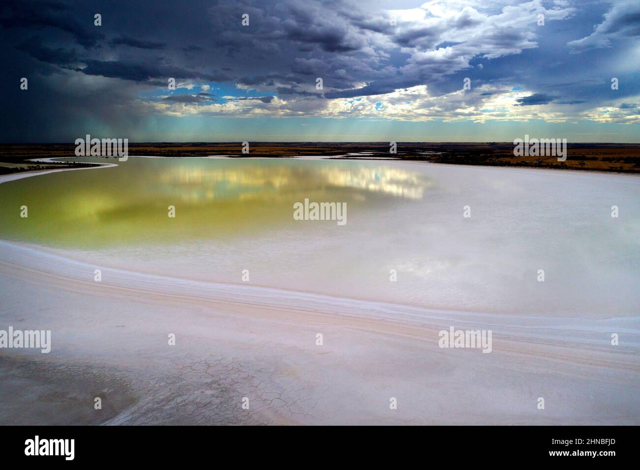 Vista aerea del lago di sale Ninan con tempesta in avvicinamento, Wongan Hills, Australia Occidentale Foto Stock