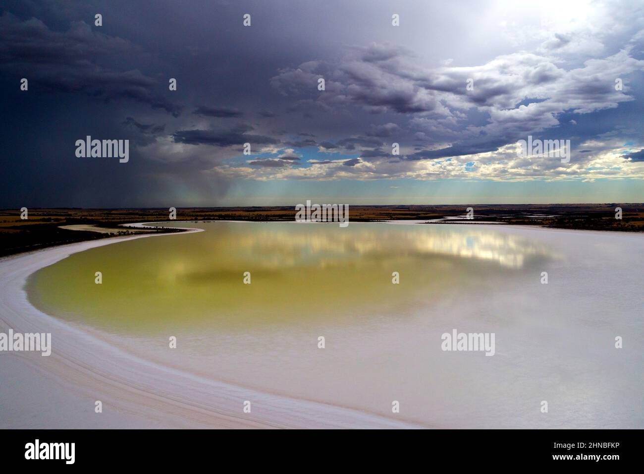 Vista aerea del lago di sale Ninan con tempesta in avvicinamento, Wongan Hills, Australia Occidentale Foto Stock