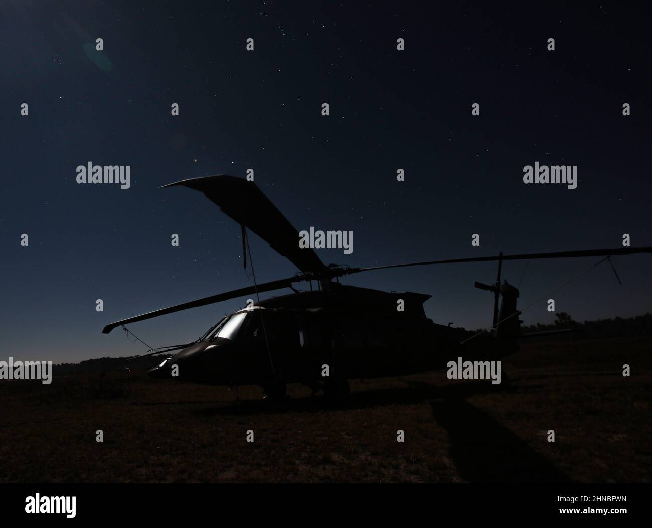 Gli elicotteri dell'esercito degli Stati Uniti assegnati a 10th brigata dell'aviazione di combattimento sono parcheggiati nel campo a Fort Polk, la 17 gennaio 2022. (STATI UNITI Foto dell'esercito di Sgt. Michael Wilson) Foto Stock