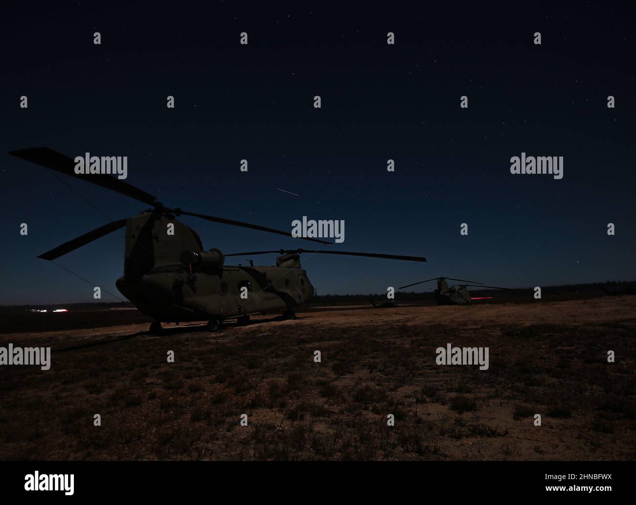 Gli elicotteri dell'esercito degli Stati Uniti assegnati a 10th brigata dell'aviazione di combattimento sono parcheggiati nel campo a Fort Polk, la 17 gennaio 2022. (STATI UNITI Foto dell'esercito di Sgt. Michael Wilson) Foto Stock