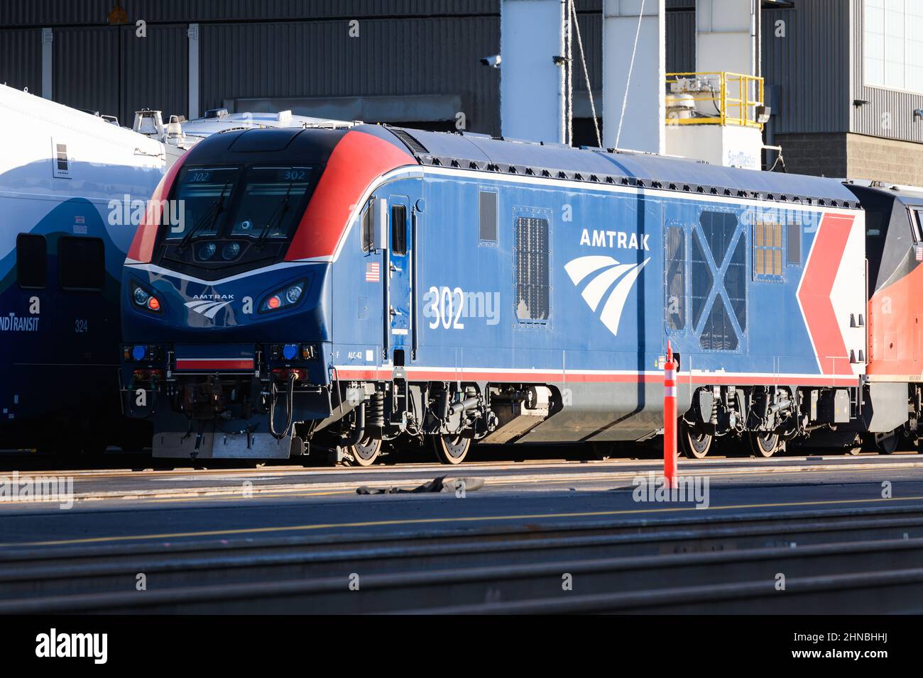 Seattle - 11 febbraio 2022; New Amtrak ALC-42 Caricabatterie locomotiva numero 302 a Seattle. Il motore è prodotto da Siemens Mobility. Foto Stock