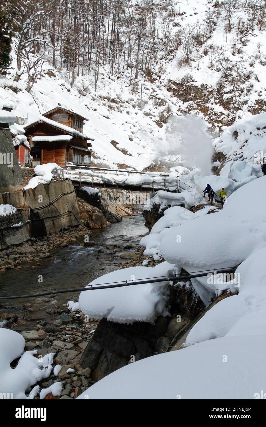 Yamanochi, nagano, giappone, 2022/12/02 , Jigokudani Hot Spring Korakukan vicino al parco nazionale Joshinetsu-kogen, dove i turisti possono andare a vedere il monaco di neve Foto Stock