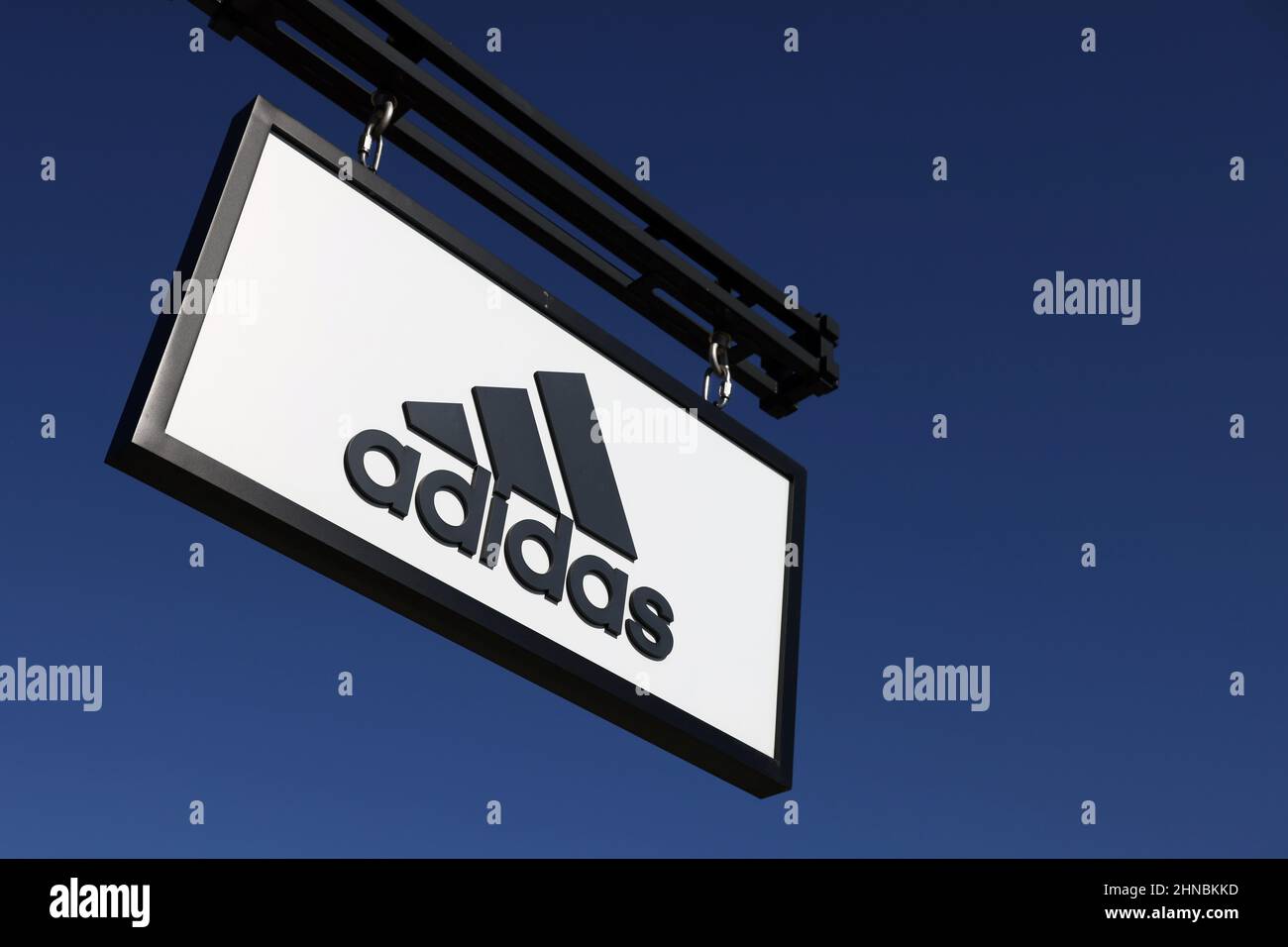 Nuovo logo adidas 2022 immagini e fotografie stock ad alta risoluzione -  Alamy