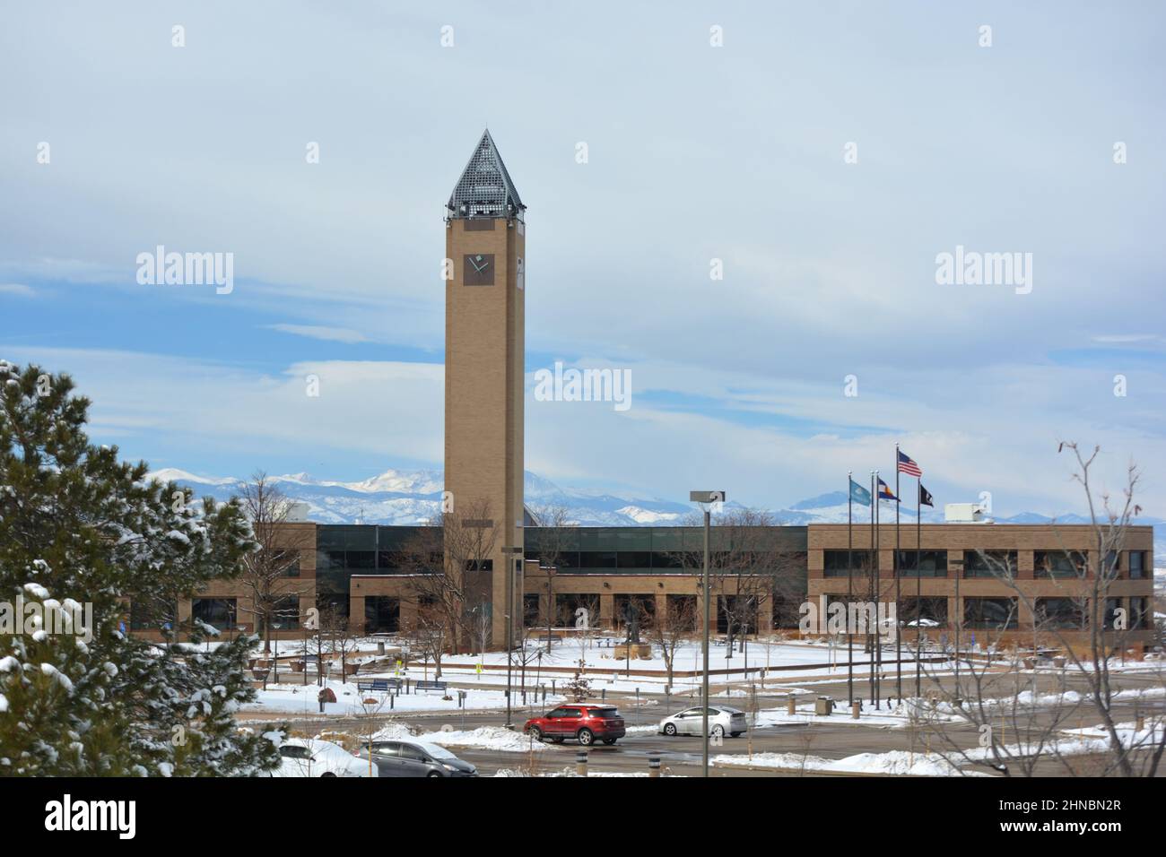WESTMINSTER, CO, USA - 12 febbraio 2022: Westminster, Colorado City Hall in una giornata coperta di neve. Foto Stock