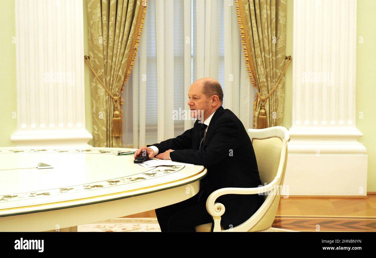 Mosca, Russia. 15th Feb 2022. Il cancelliere tedesco OLAF Scholz durante un incontro di persona con il presidente russo Vladimir Putin sulla crisi Ucraina al Cremlino, 15 febbraio 2022 a Mosca, Russia. Credit: Mikhail Klimentyev/Kremlin Pool/Alamy Live News Foto Stock