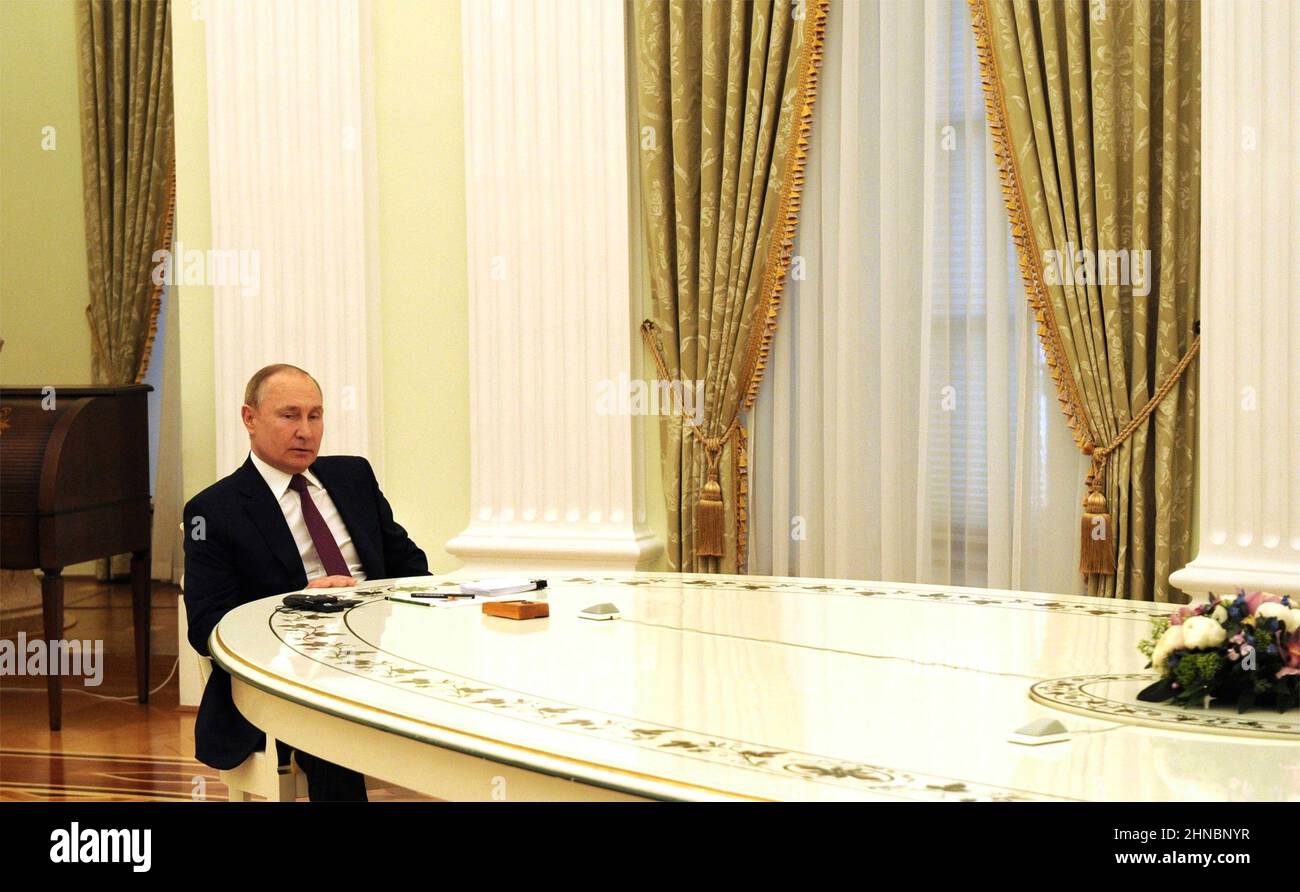 Mosca, Russia. 15th Feb 2022. Il presidente russo Vladimir Putin, durante un incontro di persona con il cancelliere tedesco OLAF Scholz sulla crisi Ucraina al Cremlino, 15 febbraio 2022 a Mosca, Russia. Credit: Mikhail Klimentyev/Kremlin Pool/Alamy Live News Foto Stock