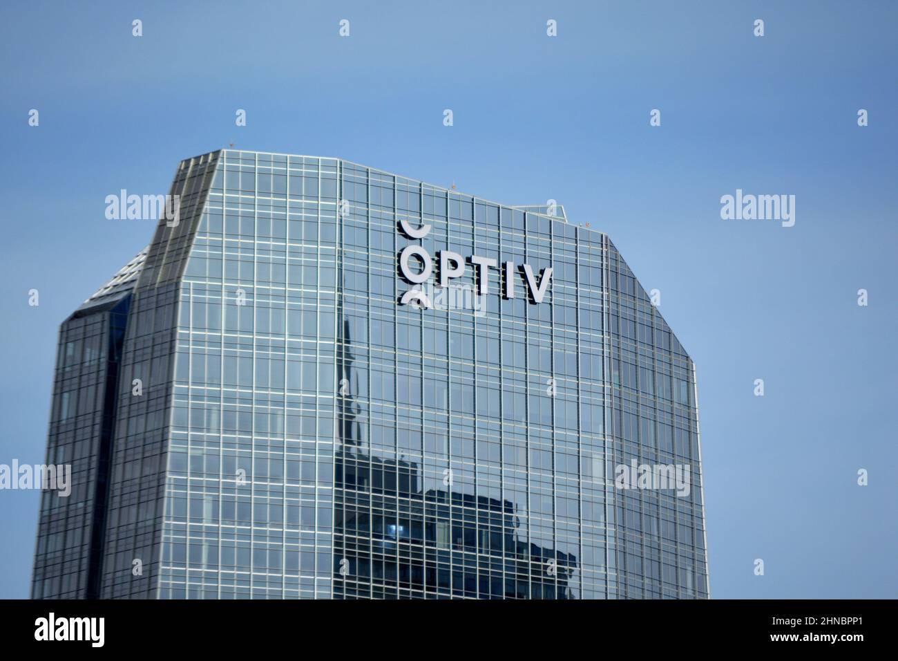 DENVER, CO, USA - 12 febbraio 2022: OPTIV è una società privata di sicurezza informatica con sede nel centro di Denver, Colorado. Foto Stock