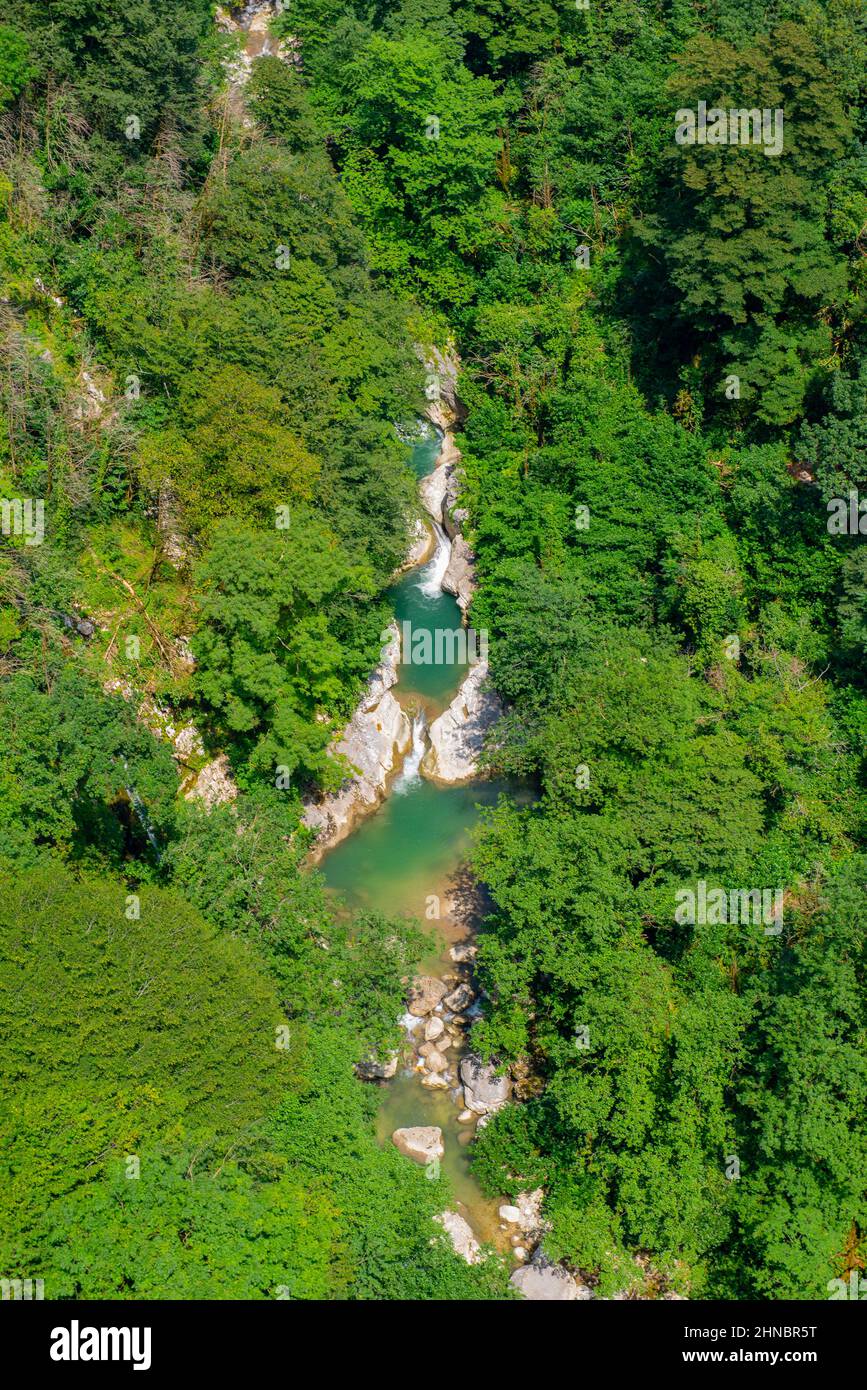 vista dal ponte al fiume al canyon okatse in georgia Foto Stock