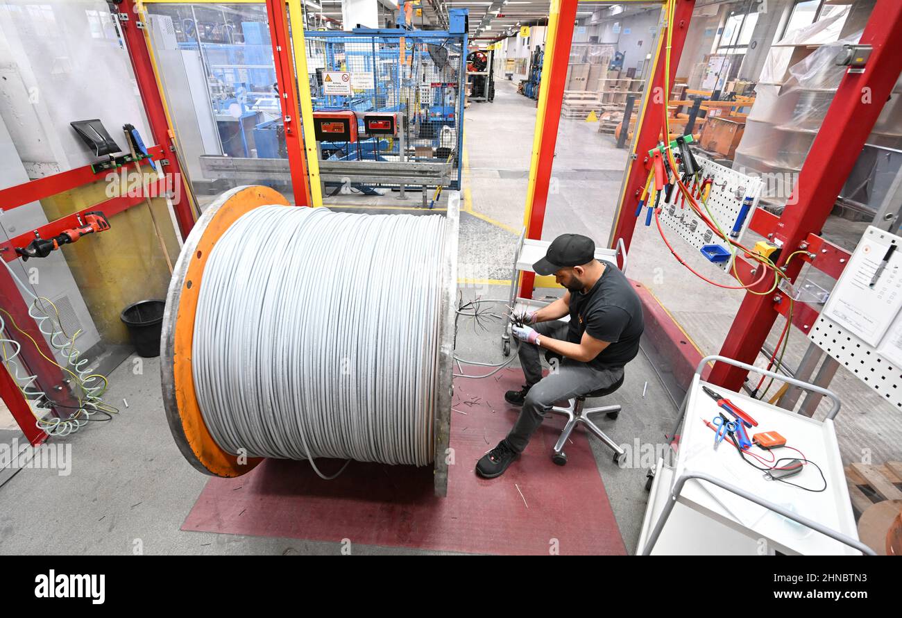 Stoccarda, Germania. 15th Feb 2022. Un lavoratore del produttore di cavi Lapp Kabel sta lavorando su un tamburo per cavi. Il produttore mondiale di cavi annuncerà i dati relativi all'ultimo anno fiscale nel corso di una conferenza stampa online il 16 febbraio. Credit: Bernd Weißbrod/dpa/Alamy Live News Foto Stock