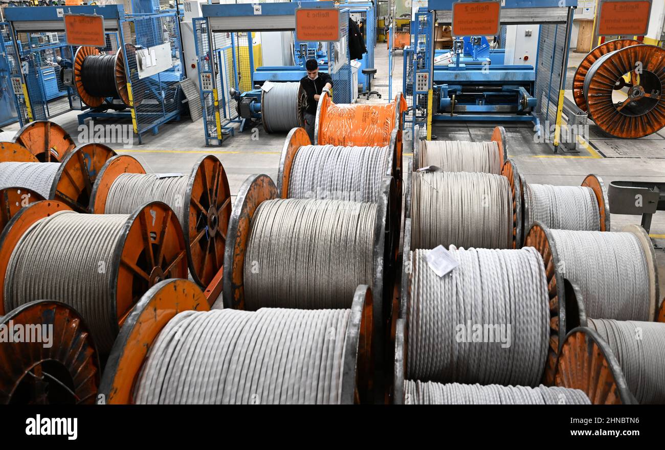 Stoccarda, Germania. 15th Feb 2022. I tamburi con cavi finiti si trovano in un locale di produzione presso il produttore di cavi Lapp Kabel. Il produttore mondiale di cavi annuncerà i dati relativi all'ultimo anno fiscale nel corso di una conferenza stampa online il 16 febbraio. Credit: Bernd Weißbrod/dpa/Alamy Live News Foto Stock