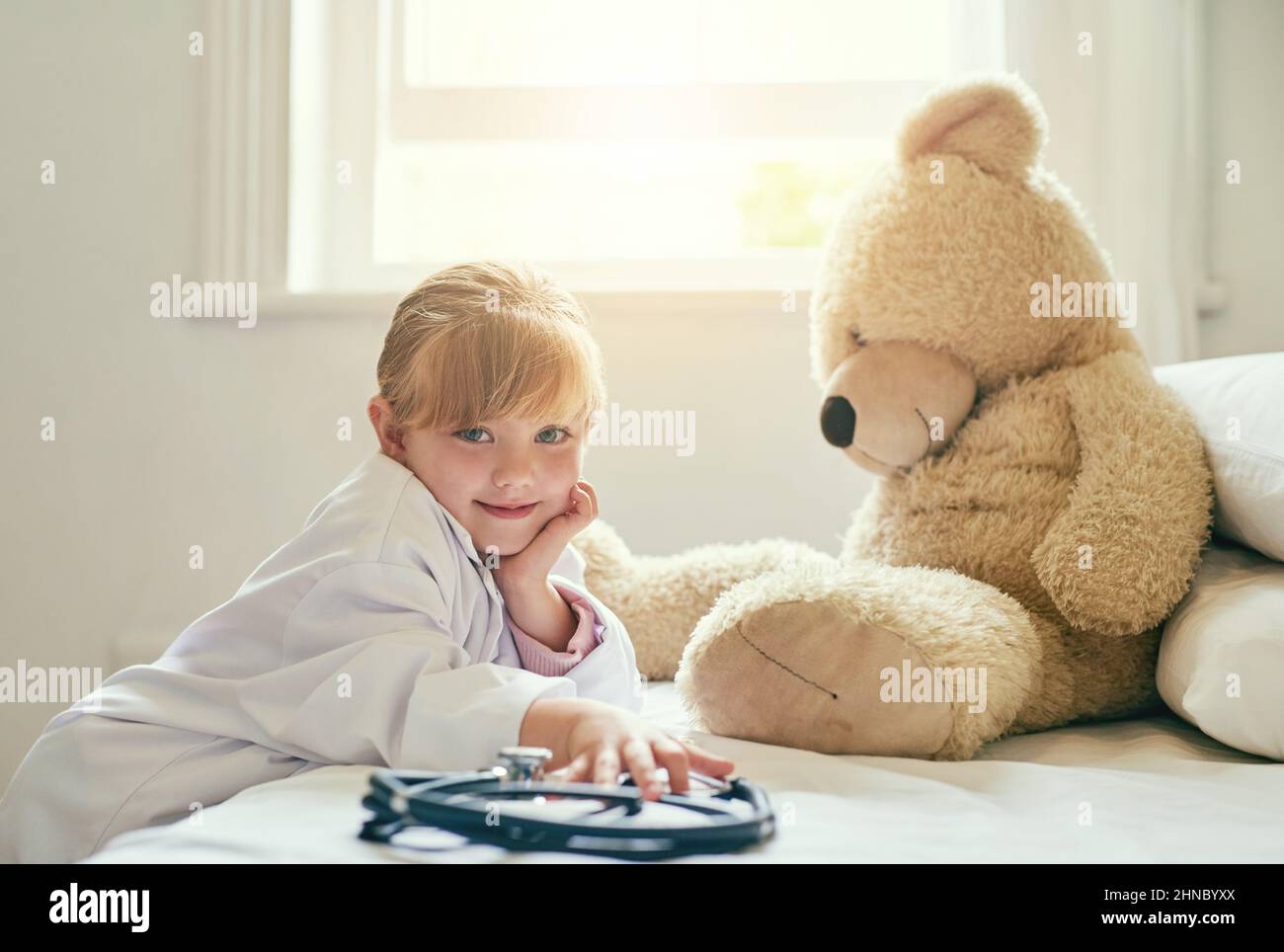 Io formico di aiutarti con la tua salute. Shot di una bambina adorabile vestita come medico e trattando il suo orsacchiotto come paziente. Foto Stock
