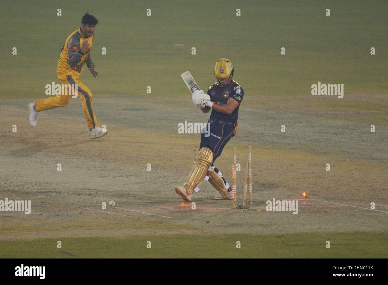 Lahore, Punjab, Pakistan. 15th Feb 2022. Una panoramica del Pakistan Super League Seven (PSL 7) Twenty20, partita di cricket tra Peshawar Zalmi e la squadra di Quetta Gladiator al Gheddafi Cricket Stadium di Lahore. Peshawar Zalmi ha vinto la partita nel 24runs. (Credit Image: © Rana Sajid Hussain/Pacific Press via ZUMA Press Wire) Foto Stock