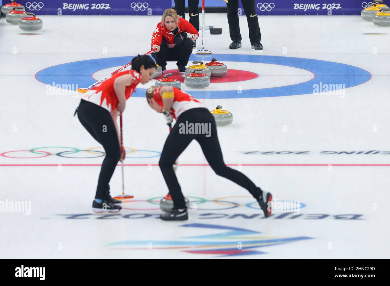 Pechino, Cina. 16th Feb 2022. Silvana Tirinzoni (retro) della Svizzera compete durante la sessione di rapina rotonda femminile 10 delle Olimpiadi invernali di Pechino tra Svizzera e Corea del Sud presso il National Aquatics Centre di Pechino, capitale della Cina, 16 febbraio 2022. Credit: Wang Jingqiang/Xinhua/Alamy Live News Foto Stock Pechino, Cina. 16th Feb 2022. Silvana Tirinzoni (retro) della Svizzera compete durante la sessione di rapina rotonda femminile 10 delle Olimpiadi invernali di Pechino tra Svizzera e Corea del Sud presso il National Aquatics Centre di Pechino, capitale della Cina, 16 febbraio 2022. Credit: Wang Jingqiang/Xinhua/Alamy Live News Foto Stock