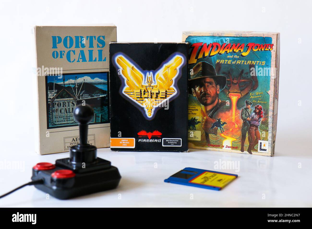 BERLINO - 12 FEBBRAIO 2022: Vintage retro Video Games scatole di cartone per il computer Commodore Amiga degli anni '80 più un joystick retrò e un f Foto Stock