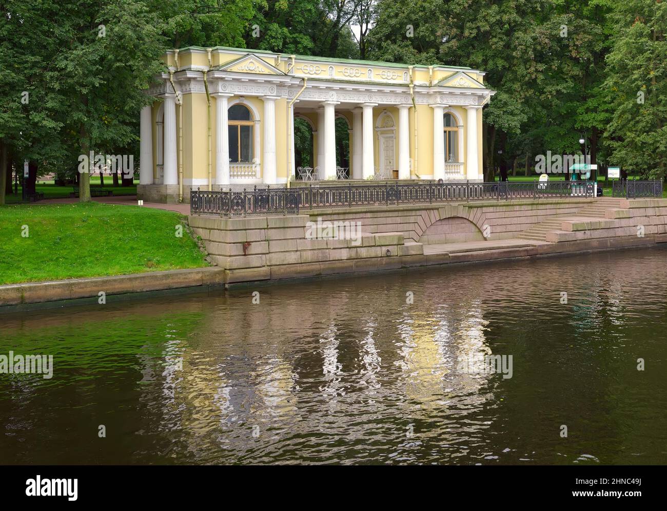 San Pietroburgo, Russia, 09.01.2020. Padiglione Rossi nel giardino Mikhailovsky. Il piccolo Palazzo si riflette nell'acqua del fiume Moika nel Foto Stock