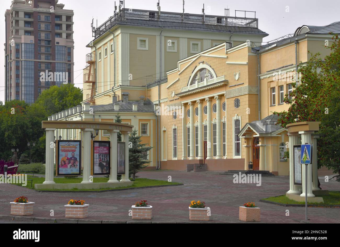 Novosibirsk, Siberia, Russia - 08.05.2019: L'edificio storico del teatro drammatico è realizzato in stile classico. Piazza di fronte al teatro, Foto Stock
