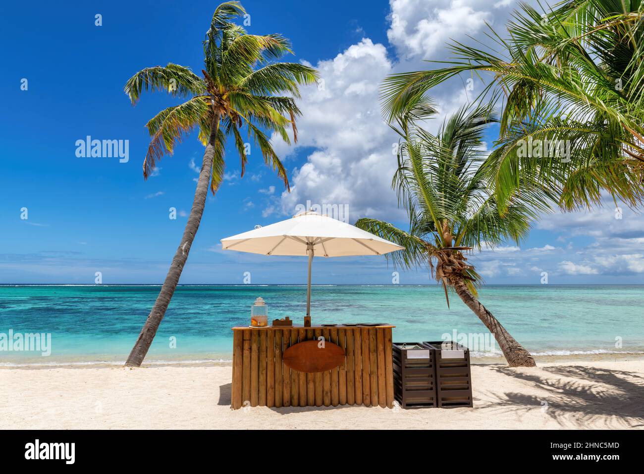 Esotico ristorante sulla spiaggia tropicale Foto Stock