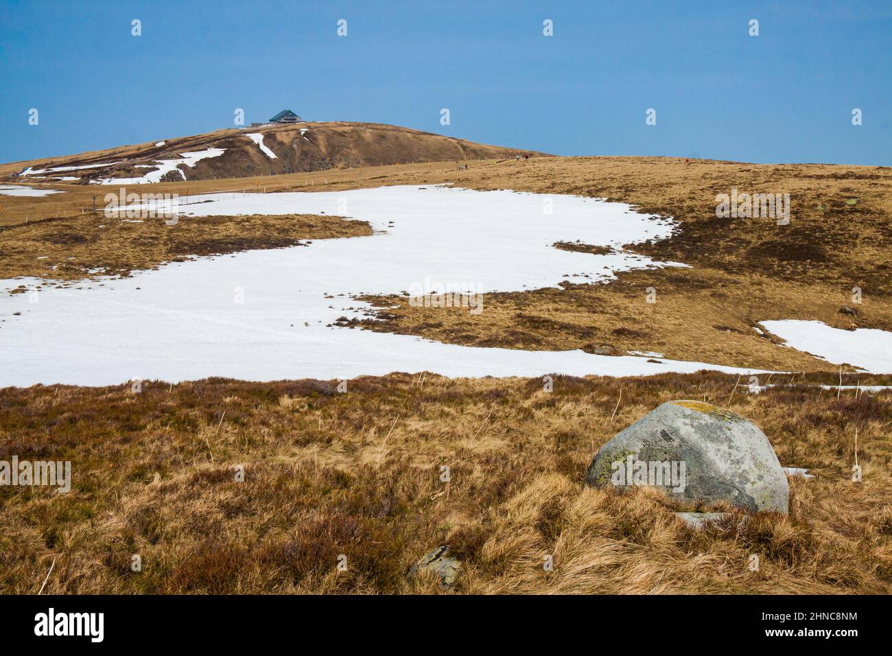 Picco del Hohneck nella catena montuosa dei Vosgi Francia alla fine dell'inverno con un po' di neve Foto Stock
