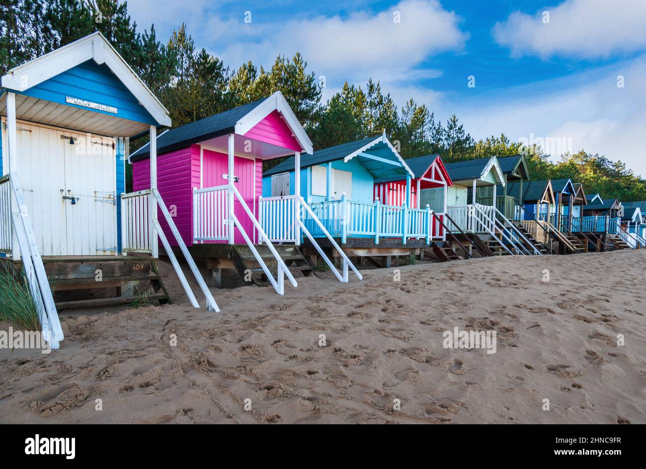 la spiaggia si trova lungo la spiaggia a pozzi vicino al mare a nord della costa di norfolk Foto Stock