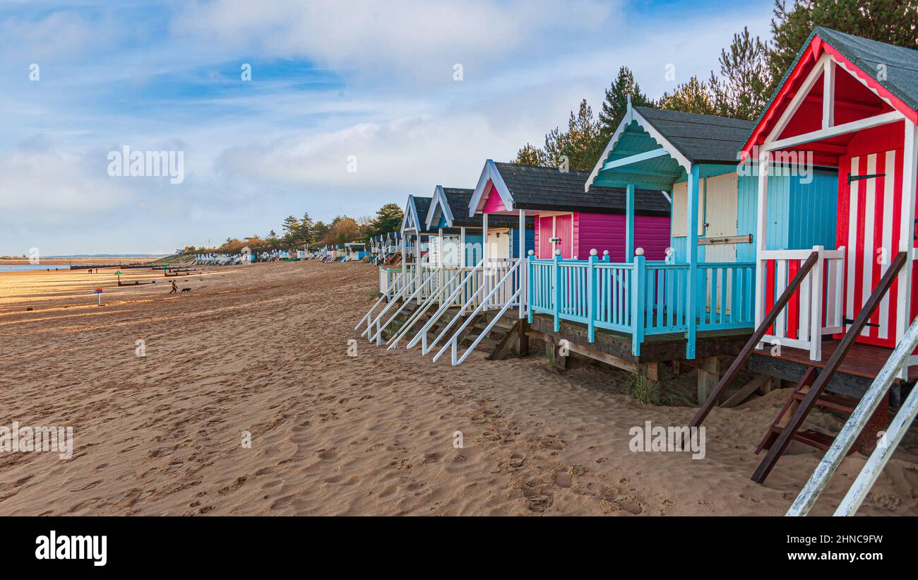 la spiaggia si trova lungo la spiaggia a pozzi vicino al mare a nord della costa di norfolk Foto Stock