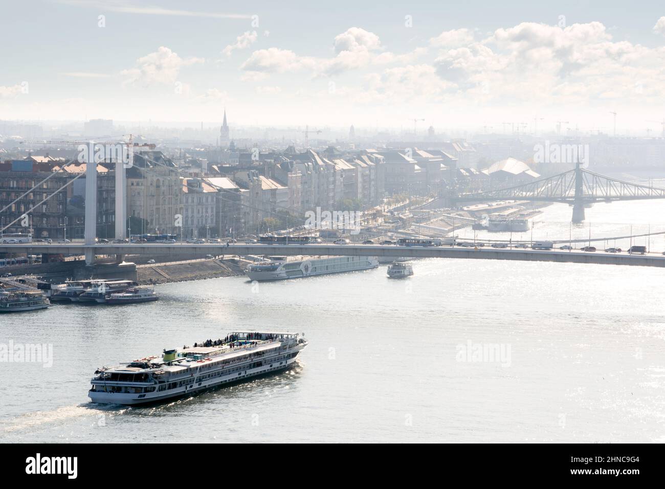 Nave da crociera sul fiume contro la vista nebbiosa di Budapest Foto Stock