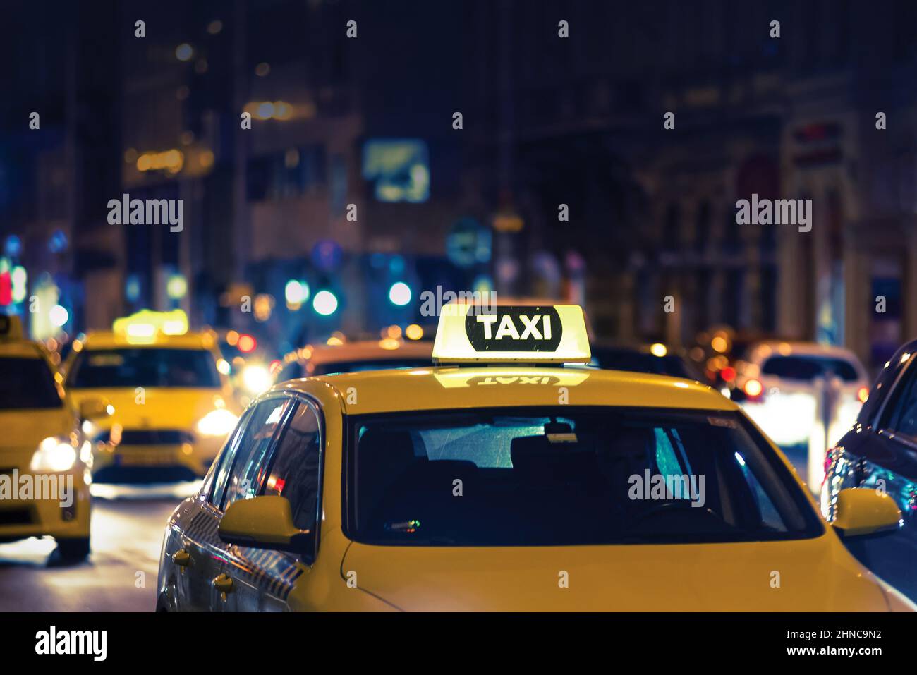 Vicino alla strada della città con un sacco di taxi Foto Stock