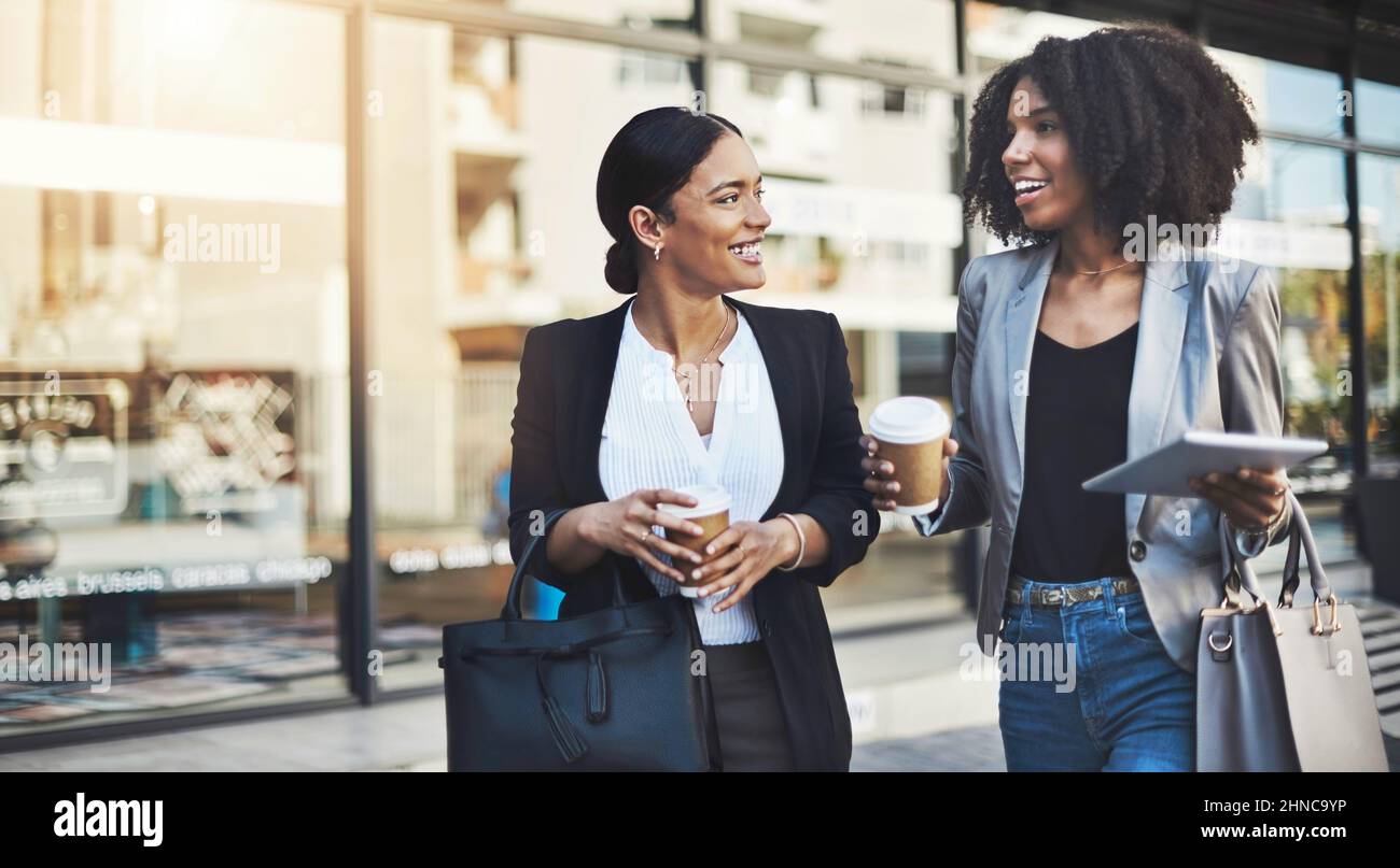 La fiducia nell'azienda muove theyre facendo. Scatto di due donne d'affari che hanno una discussione mentre camminano nella città. Foto Stock