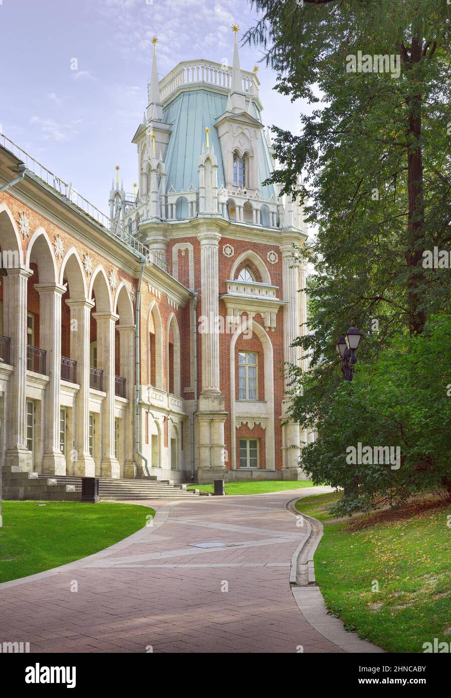 Mosca, Russia, 09.05.2020: Complesso di palazzi e parchi del XVIII secolo, architetto Vasily Bazhenov. L'alta torre del 'Grand Palace', un portico Foto Stock