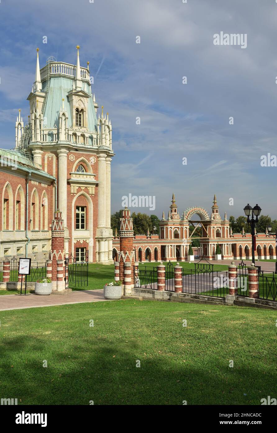 Mosca, Russia, 09.05.2020: Complesso di palazzi e parchi del XVIII secolo, architetto Vasily Bazhenov. Torre d'angolo del 'Grand Palace' in pseudo-got Foto Stock