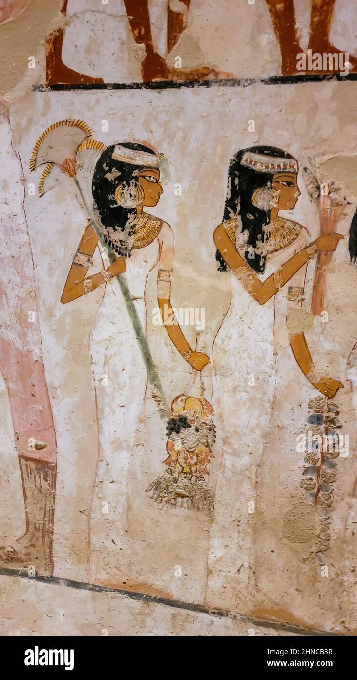 Luxor, Egitto: Corridoio con antiche iscrizioni egiziane e geroglifi in una tomba. Foto Stock