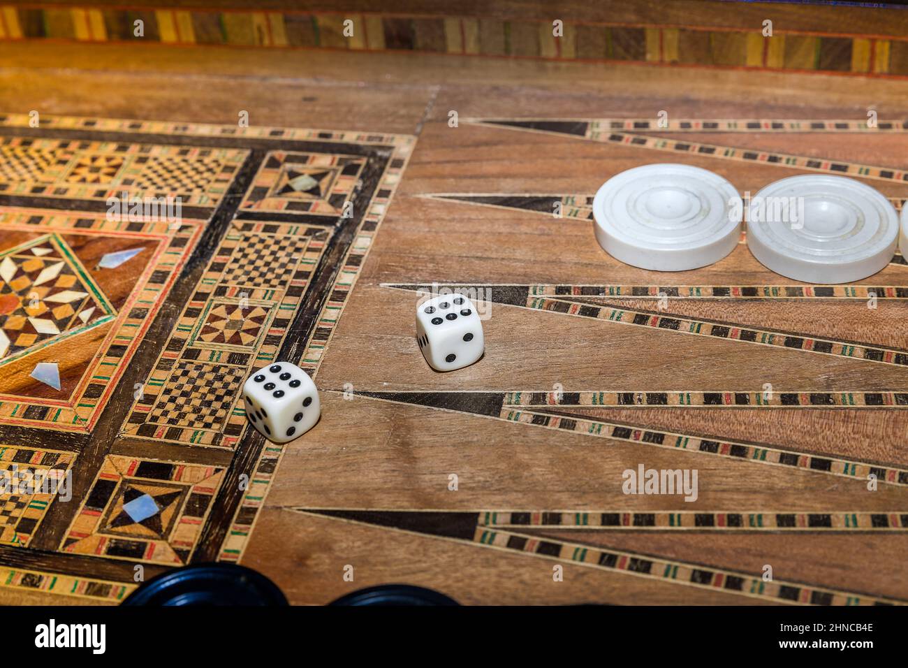 Backgammon gioco da tavolo con dadi. Close-up.Stock immagine. Foto Stock