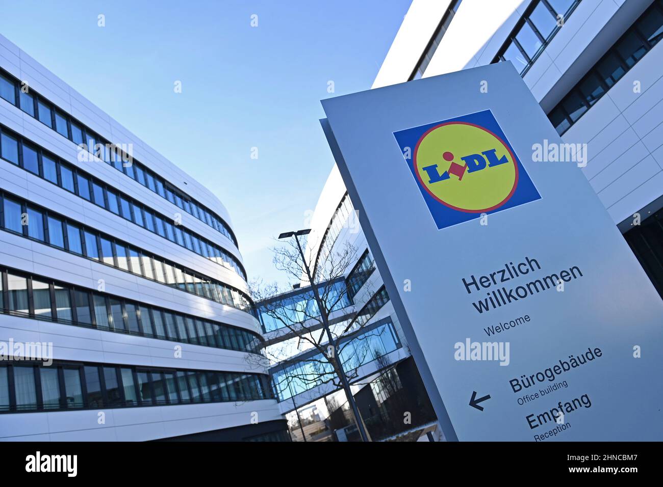 Neckarsulm, Germania. 13th Feb 2022. Sede LIDL a Neckarsulm, vista esterna,  ingresso, logo, emblema aziendale Credit: dpa/Alamy Live News Foto stock -  Alamy
