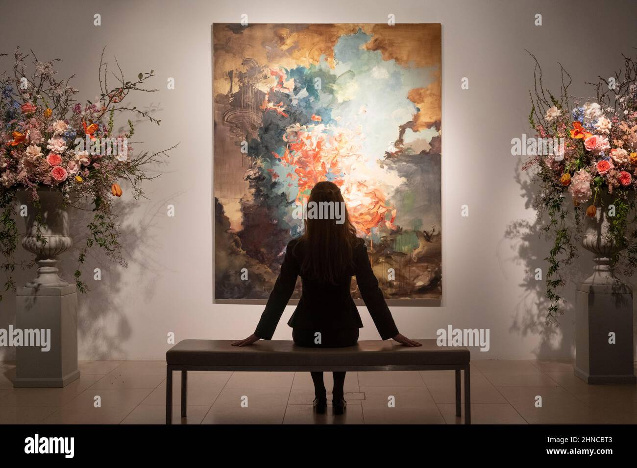 Christie’s, Londra, Regno Unito. 16 febbraio 2022. Un momento clou contemporaneo nel 20th/21st secolo: London Evening sale il 1 marzo 2022 a Christie’s is Flora Yukhnovich’s Tu vas me faire rougir (you've going to make me blush), 2017, stimate £250.000-350.000. Il dipinto si ispira al capolavoro rococò di Fragonard del 18th secolo, The Swing. Credit: Malcolm Park/Alamy Live News. Foto Stock