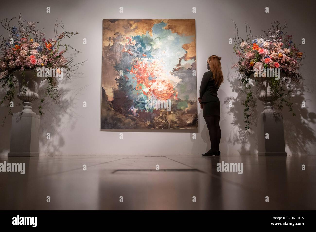 Christie’s, Londra, Regno Unito. 16 febbraio 2022. Un momento clou contemporaneo nel 20th/21st secolo: London Evening sale il 1 marzo 2022 a Christie’s is Flora Yukhnovich’s Tu vas me faire rougir (you've going to make me blush), 2017, stimate £250.000-350.000. Il dipinto si ispira al capolavoro rococò di Fragonard del 18th secolo, The Swing. Credit: Malcolm Park/Alamy Live News. Foto Stock