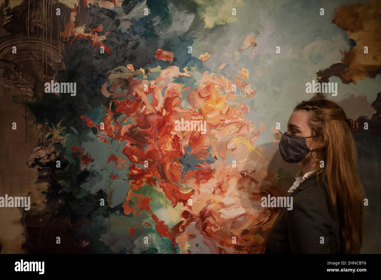 Christie’s, Londra, Regno Unito. 16 febbraio 2022. Un momento clou contemporaneo nel 20th/21st secolo: London Evening sale il 1 marzo 2022 a Christie’s is Flora Yukhnovich’s Tu vas me faire rougir (you've going to make me blush), 2017, stimate £250.000-350.000. Il dipinto si ispira al capolavoro rococò di Fragonard del 18th secolo, The Swing. Credit: Malcolm Park/Alamy Live News. Foto Stock