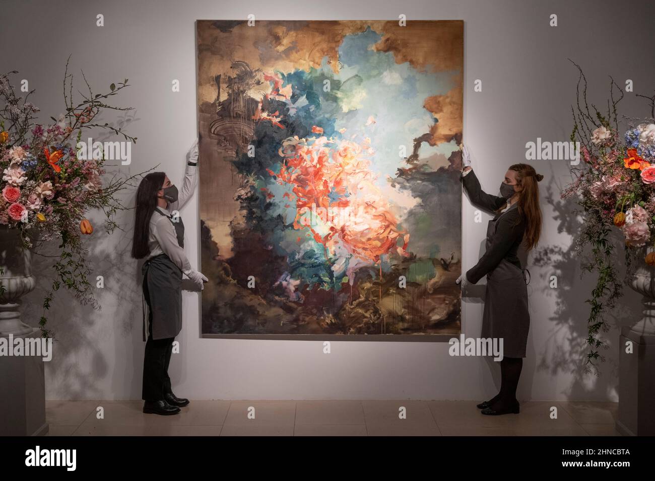 Christie’s, Londra, Regno Unito. 16 febbraio 2022. Un momento clou contemporaneo nel 20th/21st secolo: London Evening sale il 1 marzo 2022 a Christie’s is Flora Yukhnovich’s Tu vas me faire rougir (you've going to make me blush), 2017, stimate £250.000-350.000. Il dipinto si ispira al capolavoro rococò di Fragonard del 18th secolo, The Swing. Credit: Malcolm Park/Alamy Live News. Foto Stock