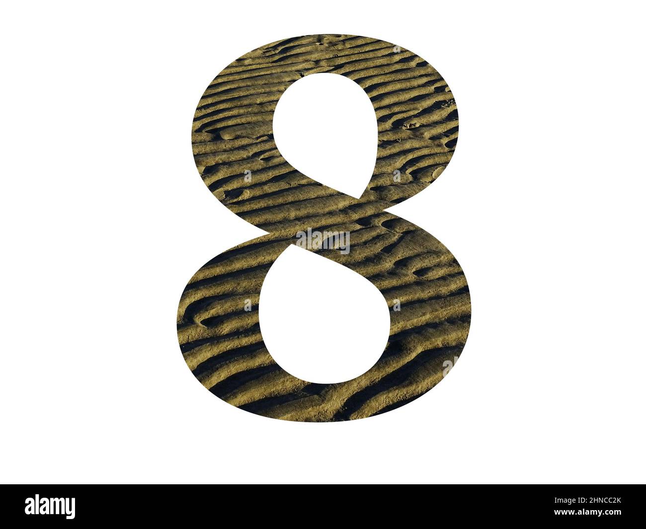 numero 8 dell'alfabeto fatto con creste dalla spiaggia, colore giallo e marrone, isolato su sfondo bianco Foto Stock