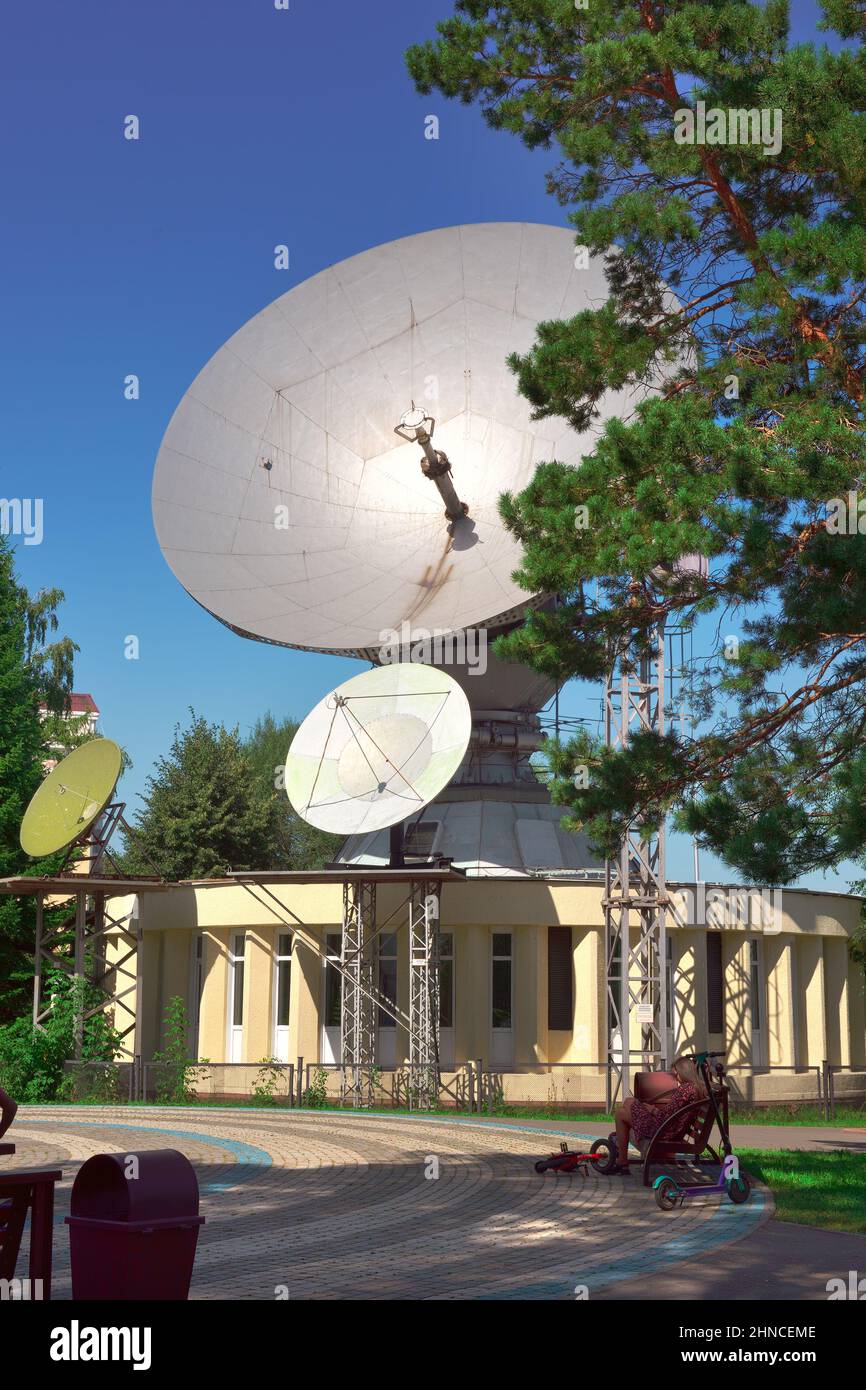 Kemerovo, Siberia, Russia -09.01.2021: Antenna parabolica nel centro della città sotto il cielo blu Foto Stock