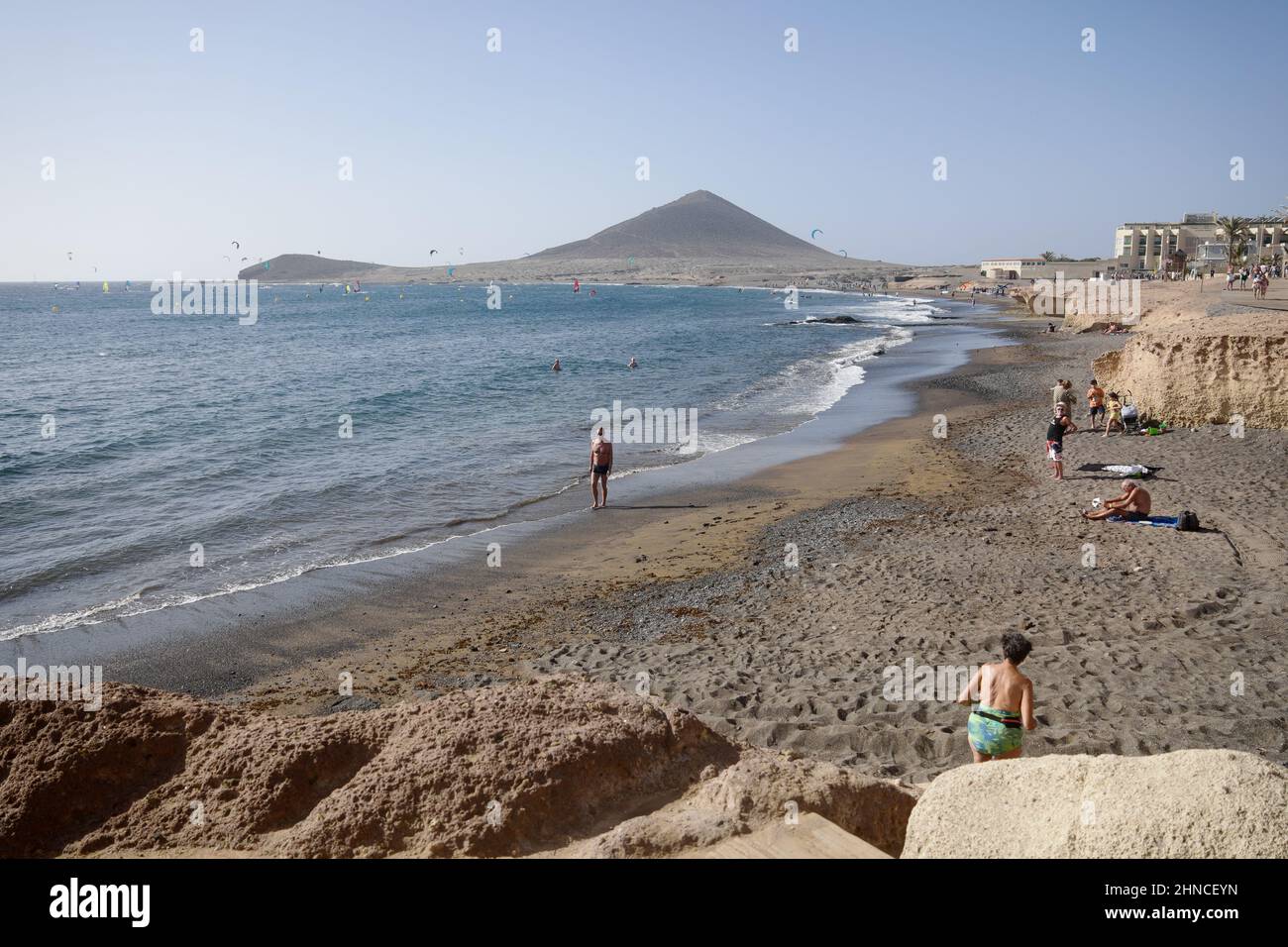 Playa del Médano con la montagna Rossa sullo sfondo, El Médano fronte mare, Tenerife sud, Isole Canarie, Spagna, Febbraio 2022 Foto Stock