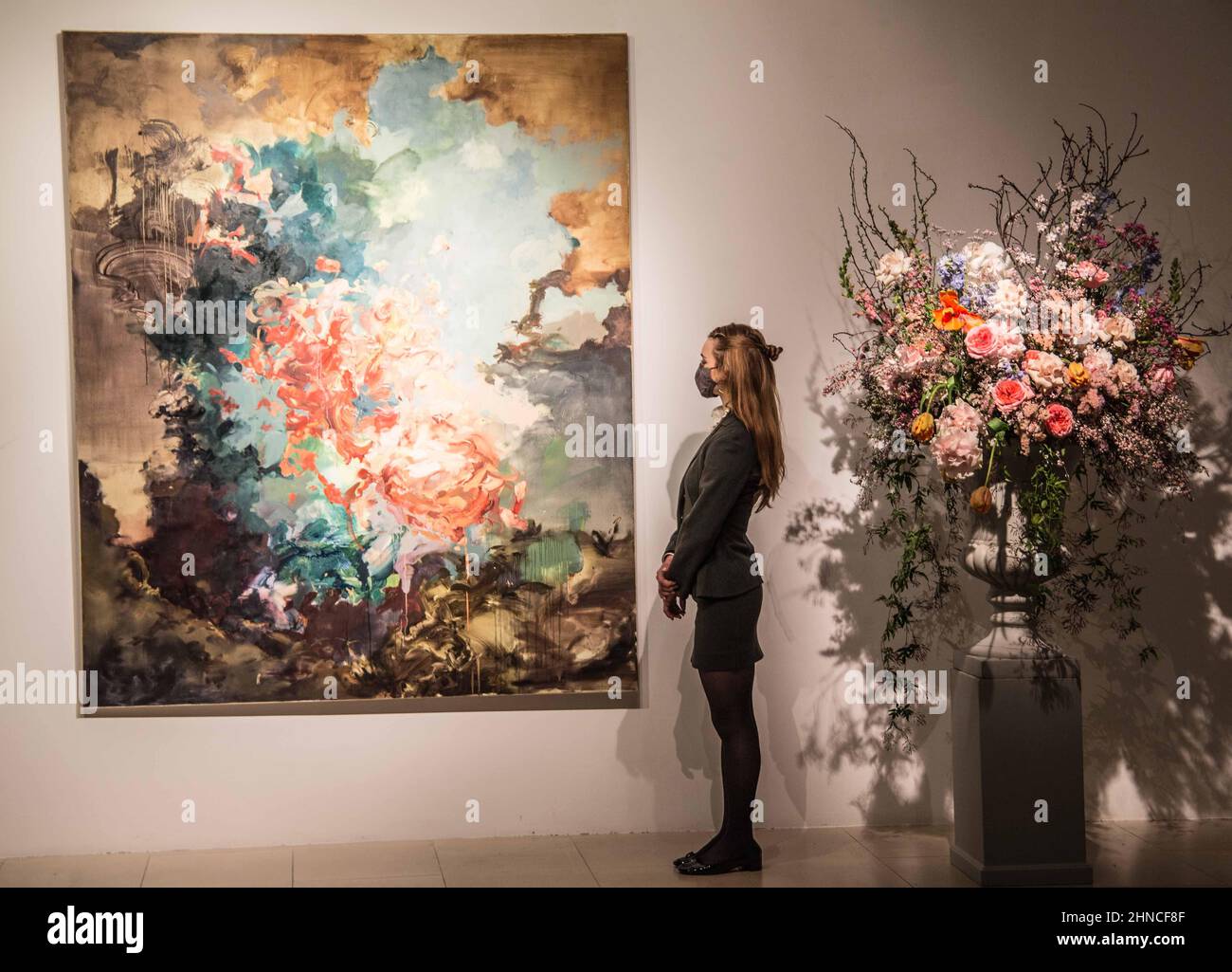 Londra UK 16 Febbraio 2022 Flora Yukhnovich’s Tu vas me faire rougir (mi farete arrossire), come un momento clou contemporaneo nel 20th / 21st secolo: London Evening sale il 1 marzo 2022. Il dipinto si ispira al capolavoro del 18th° secolo di Fragonard, lo Swing, forse il miglior esempio dell'esuberante stile rococò. Flora Yuknovich è considerata una delle stelle nascenti del mondo dell'arte contemporanea Est £250,0000-350,000.Paul Quezada-Neiman/Alamy Live News Foto Stock