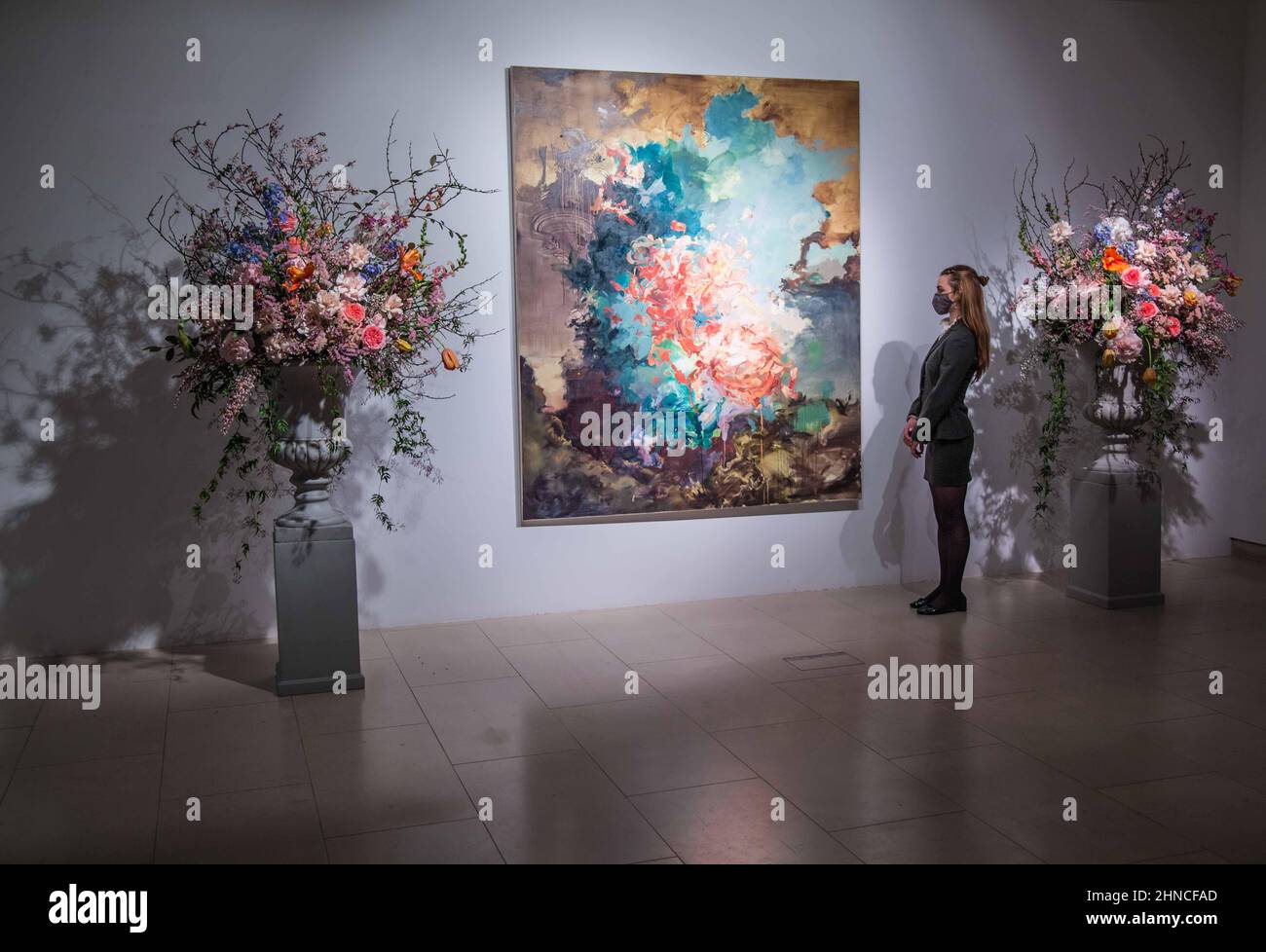 Londra UK 16 Febbraio 2022 Flora Yukhnovich’s Tu vas me faire rougir (mi farete arrossire), come un momento clou contemporaneo nel 20th / 21st secolo: London Evening sale il 1 marzo 2022. Il dipinto si ispira al capolavoro del 18th° secolo di Fragonard, lo Swing, forse il miglior esempio dell'esuberante stile rococò. Flora Yuknovich è considerata una delle stelle nascenti del mondo dell'arte contemporanea Est £250,0000-350,000.Paul Quezada-Neiman/Alamy Live News Foto Stock