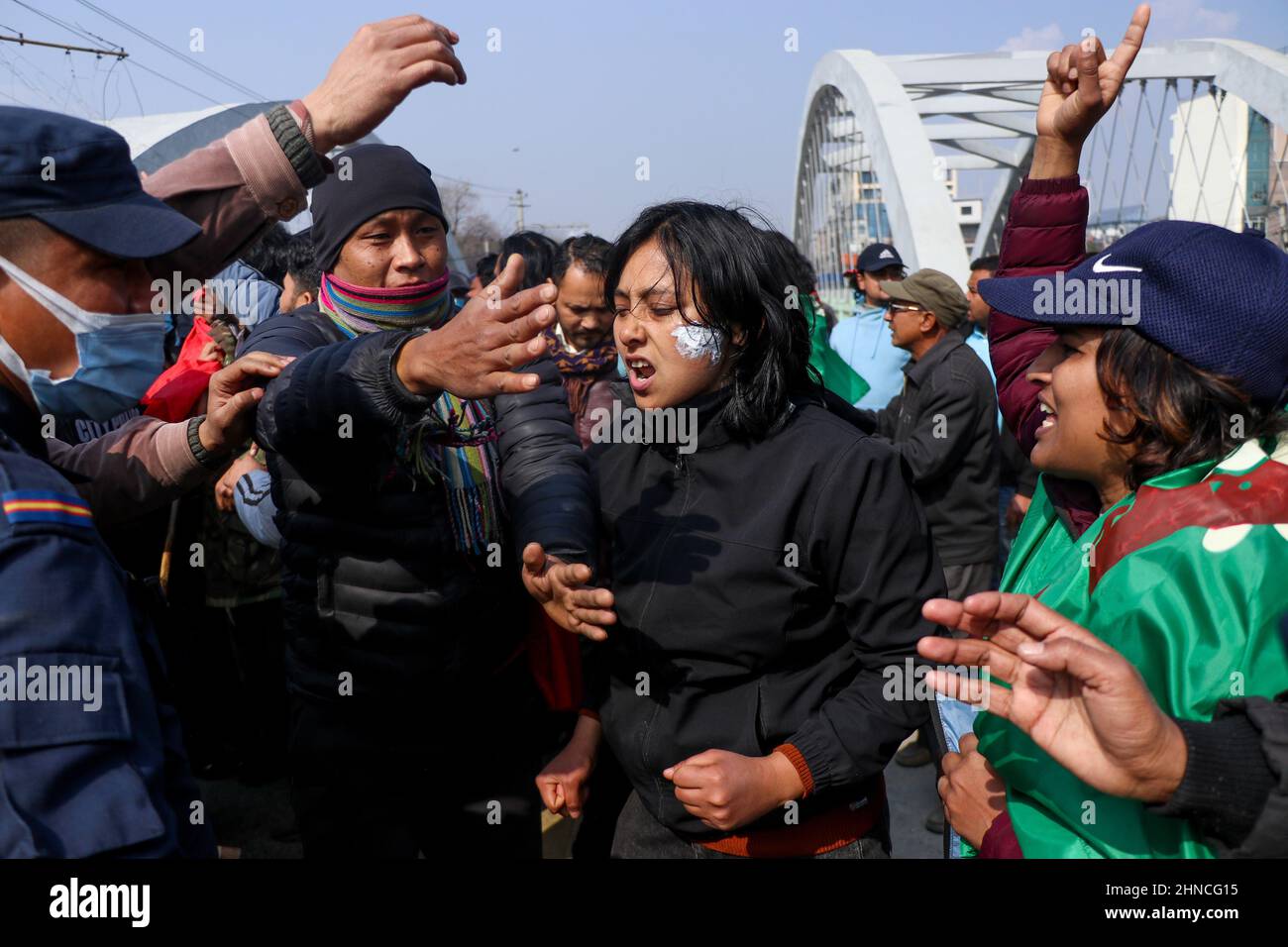 Kathmandu, NE, Nepal. 16th Feb 2022. I quadri di diversi partiti politici si scontrano con la polizia di sommosse durante una protesta contro la sovvenzione MCC del governo degli Stati Uniti proposta per il Nepal, a Kathmandu, Nepal, 16 febbraio 2022. Molti in Nepal ritengono che la sovvenzione sia parte della strategia americana per contrastare la Cina, quindi sono contrari. (Credit Image: © Aryan Dhimal/ZUMA Press Wire) Foto Stock