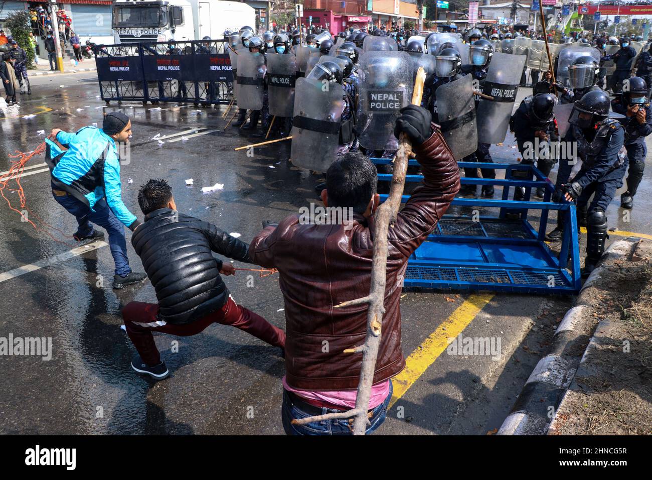 Kathmandu, NE, Nepal. 16th Feb 2022. I quadri di diversi partiti politici si scontrano con la polizia di sommosse durante una protesta contro la sovvenzione MCC del governo degli Stati Uniti proposta per il Nepal, a Kathmandu, Nepal, 16 febbraio 2022. Molti in Nepal ritengono che la sovvenzione sia parte della strategia americana per contrastare la Cina, quindi sono contrari. (Credit Image: © Aryan Dhimal/ZUMA Press Wire) Foto Stock