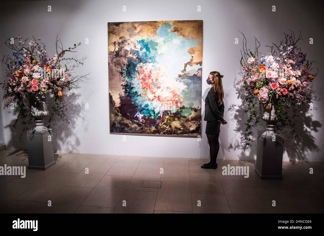 Londra UK 16 Febbraio 2022 Flora Yukhnovich’s Tu vas me faire rougir (mi farete arrossire), come un momento clou contemporaneo nel 20th / 21st secolo: London Evening sale il 1 marzo 2022. Il dipinto si ispira al capolavoro del 18th° secolo di Fragonard, lo Swing, forse il miglior esempio dell'esuberante stile rococò. Flora Yuknovich è considerata una delle stelle nascenti del mondo dell'arte contemporanea Est £250,0000-350,000.Paul Quezada-Neiman/Alamy Live News Foto Stock