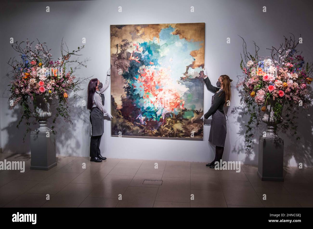 Londra UK 16 Febbraio 2022 Flora Yukhnovich’s Tu vas me faire rougir (mi farete arrossire), come un momento clou contemporaneo nel 20th / 21st secolo: London Evening sale il 1 marzo 2022. Il dipinto si ispira al capolavoro del 18th° secolo di Fragonard, lo Swing, forse il miglior esempio dell'esuberante stile rococò. Flora Yuknovich è considerata una delle stelle nascenti del mondo dell'arte contemporanea Est £250,0000-350,000.Paul Quezada-Neiman/Alamy Live News Foto Stock